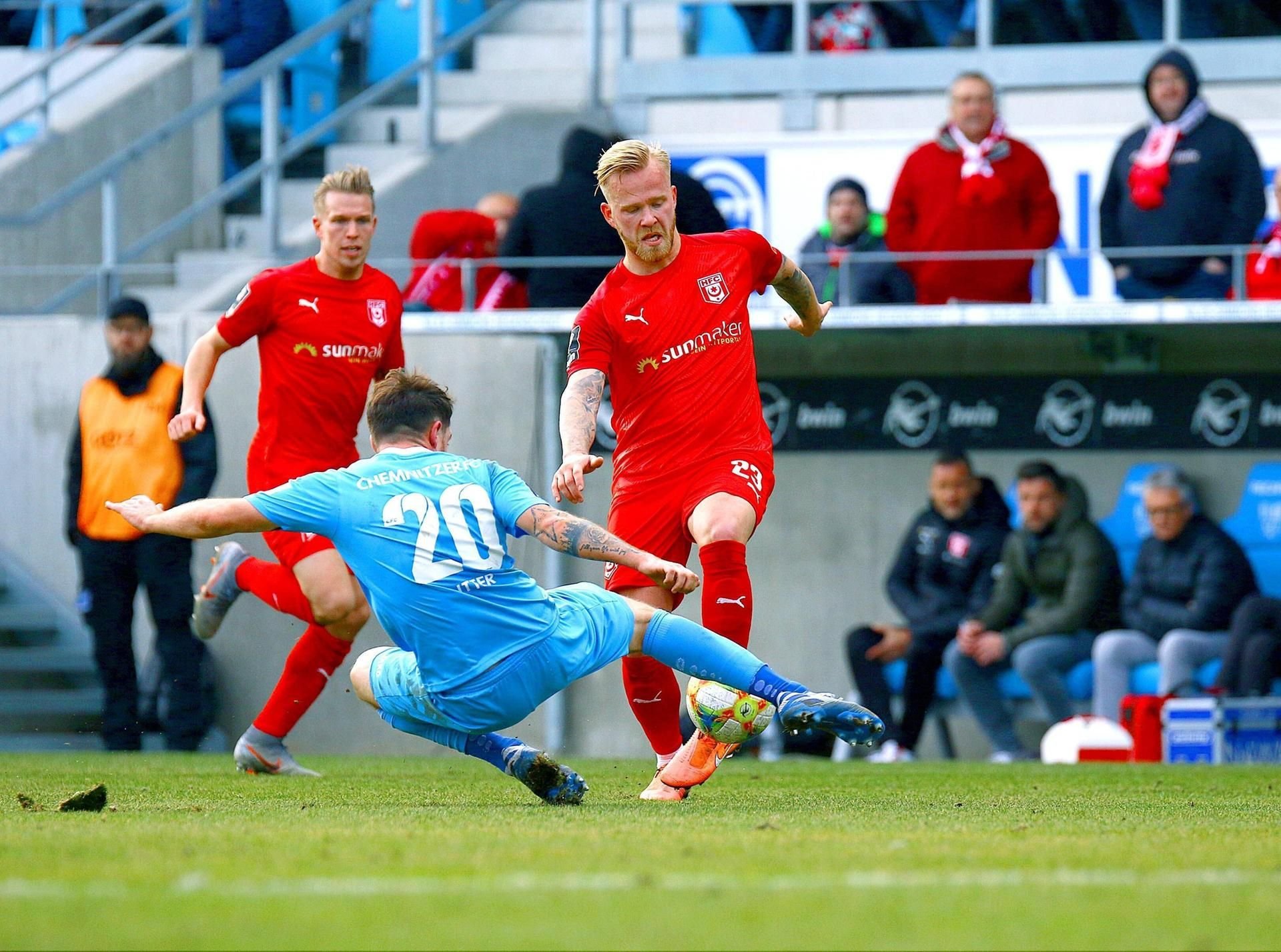 Marcel Hilßner (r.) am vergangenen Spieltag im Duell mit CFC-Spieler Pascal Itter.