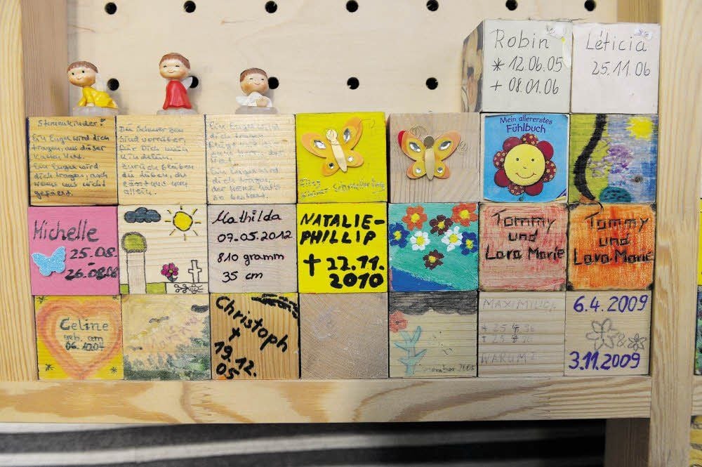 Die Holzklötzchen erinnern in der Kapelle des St.-Elisabeth-Krankenhauses in Halle an verstorbene Kinder. Sie wurden von trauernden Angehörigen gestaltet.