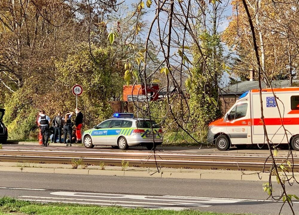 Am Dessauer Platz kam es im Zuge des SEK-Einsatzes zu einem Unfall. Dabei wurde ein Mann verletzt, um den sich Rettungskräfte kümmern.