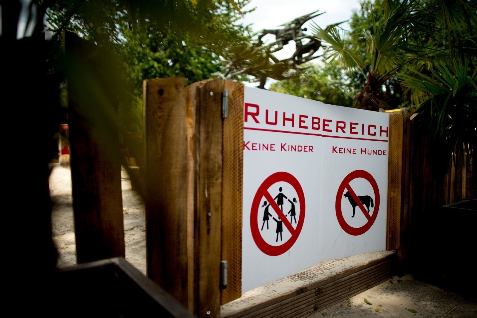 Kinder dürfen hier nicht rein: Dieses Schild ist der Auslöser des Ärgers.