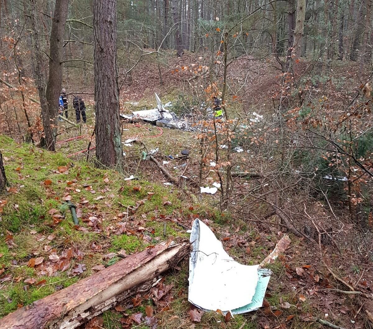 Ein Handoutfoto der Polizei Neubrandenburg zeigt die Absturzstelle eines Kleinflugzeugs in einem Waldstück bei Garz (Mecklenburg-Vorpommern) auf der Insel Usedom.