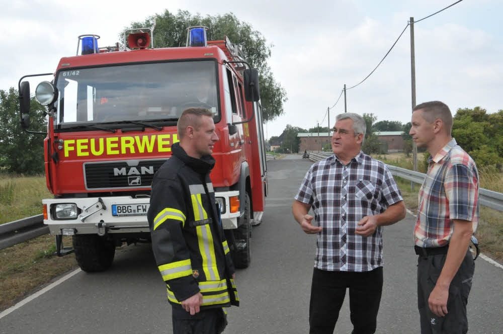 Das Feuerwehrauto darf die dahinterliegende Wipper-Brücke bei Cölbigk nicht passieren, weil es zu schwer ist. Wehrleiter Matthias Stiemer (von links), Bürgermeister Lothar Jänsch und Gemeinderat Ivo Fräsdorf drängen auf eine rechtssichere Lösung.