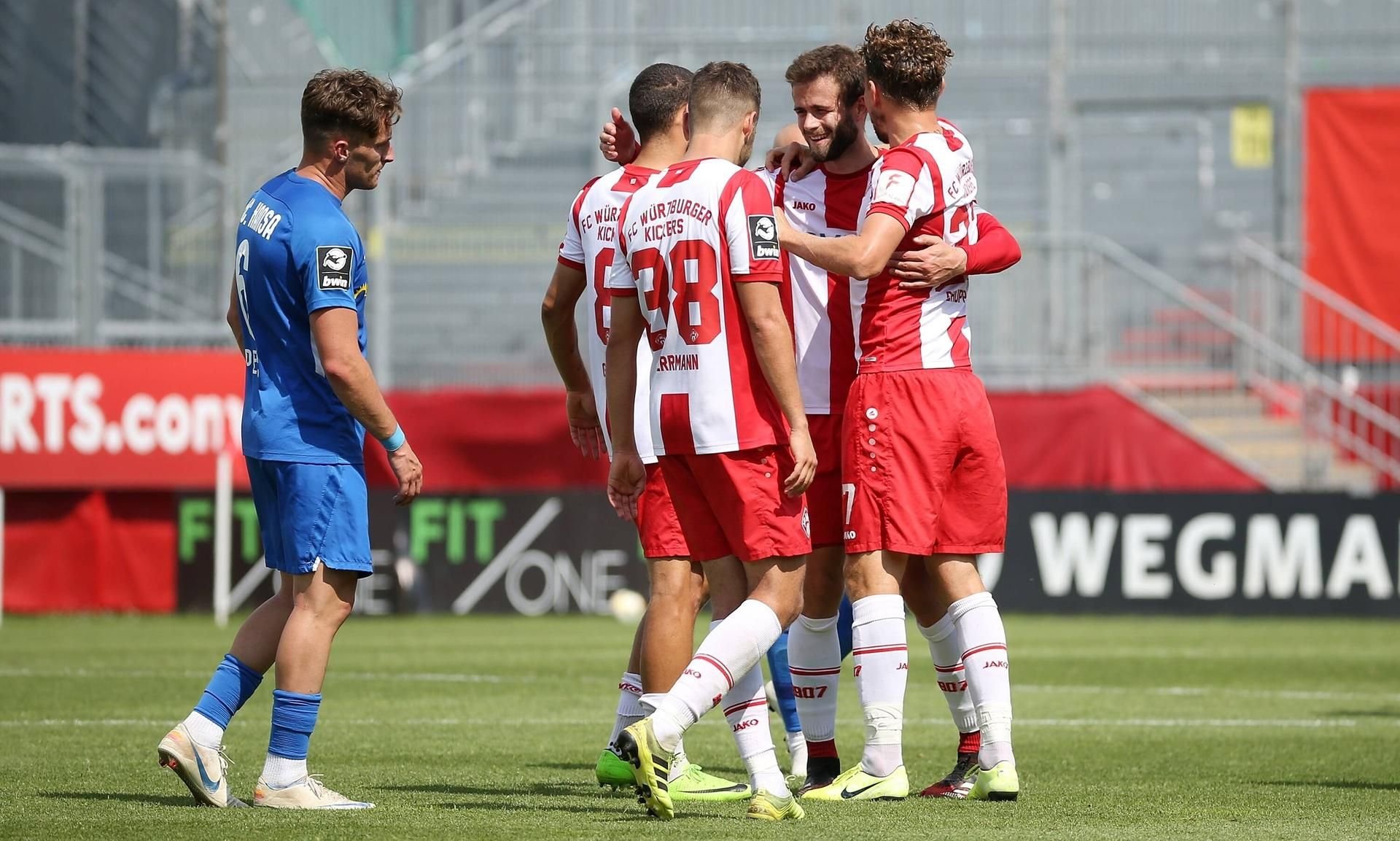 Die Würzburger Kickers haben die Zweitliga-Aufstiegs selbst in der Hand, Hansa Rostock muss hingegen auf Schützenhilfe hoffen, um noch in die Relegation zu kommen.