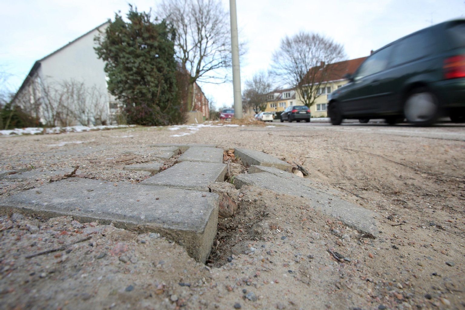 Lose Gehwegplatten sind eine Gefahrenquelle, die Grundstücksbesitzer beseitigen müssen.