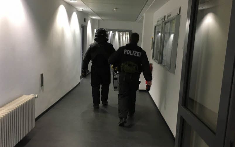 Sprengstoffexperten der Polizei auf den Fluren des Landtags.