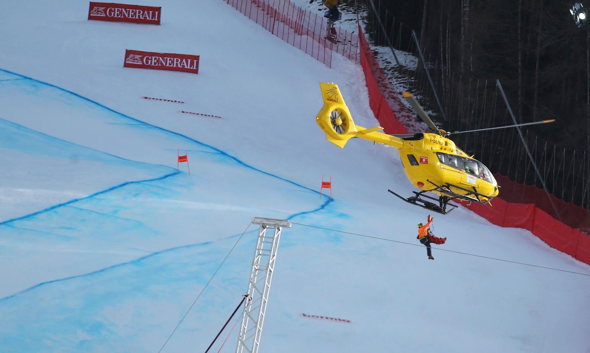 Klemen Kosi wird nach seinem Sturz von einem Helikopter abtransportiert.