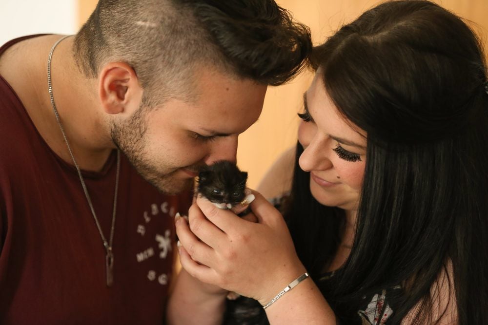 David Amanat und seine Freundin Jennifer Biermann mit Katzenbaby „Garfield“. Sie kämpfen darum, dass der Kleine am Leben bleibt.