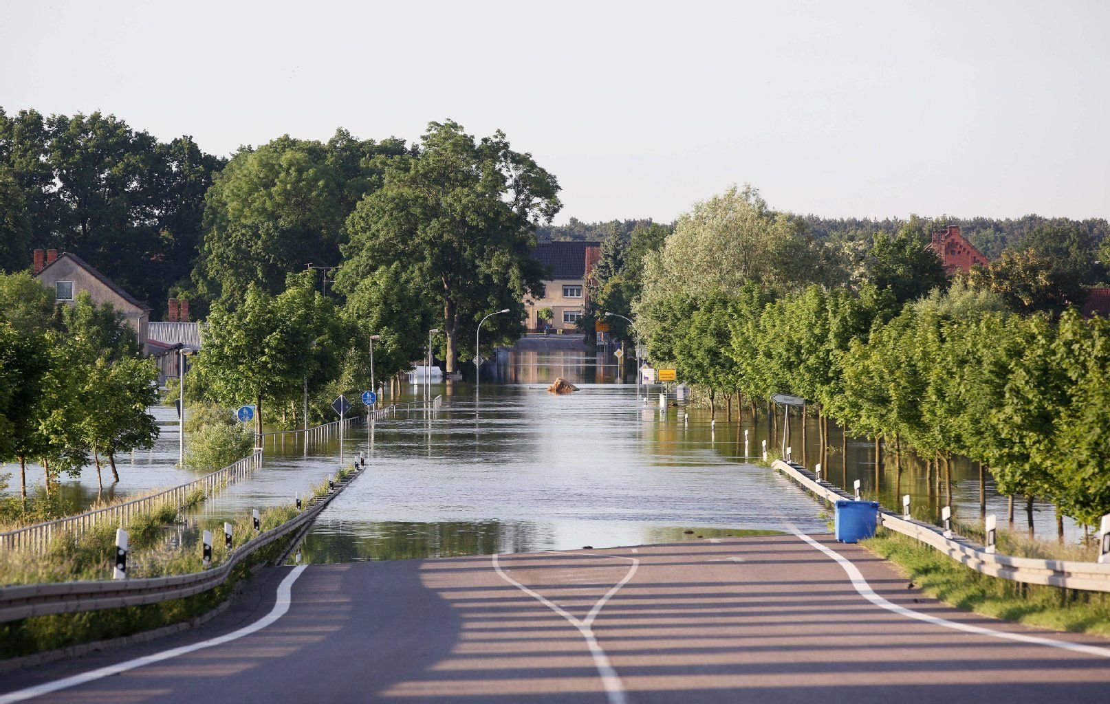 Nach einem Deichbruch an der Elbe bei Fischbeck (Sachsen-Anhalt) strömt am 11.06.2013 weiter Elbwasser über eine Straße am Ortseingang von Schönhausen.