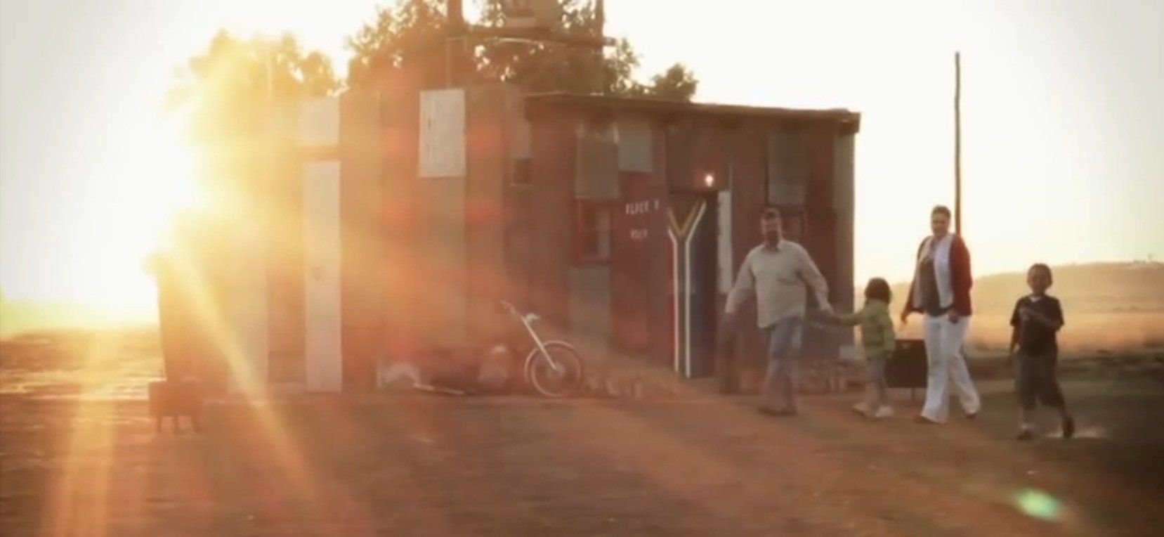 Weich-gezeichnete Bilder: Szene aus dem bei Youtube eingestellten Promo-Video des Hotels Emoya Luxury Hotel & Spa über Shanty Town.