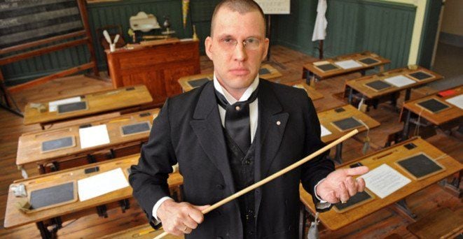 Gibt es Streit mit dem Lehrer, sollte man das Gespräch suchen. Das Bild zeigt ein Klassenzimmer der Kaiserzeit im Schulmuseum Dresden.