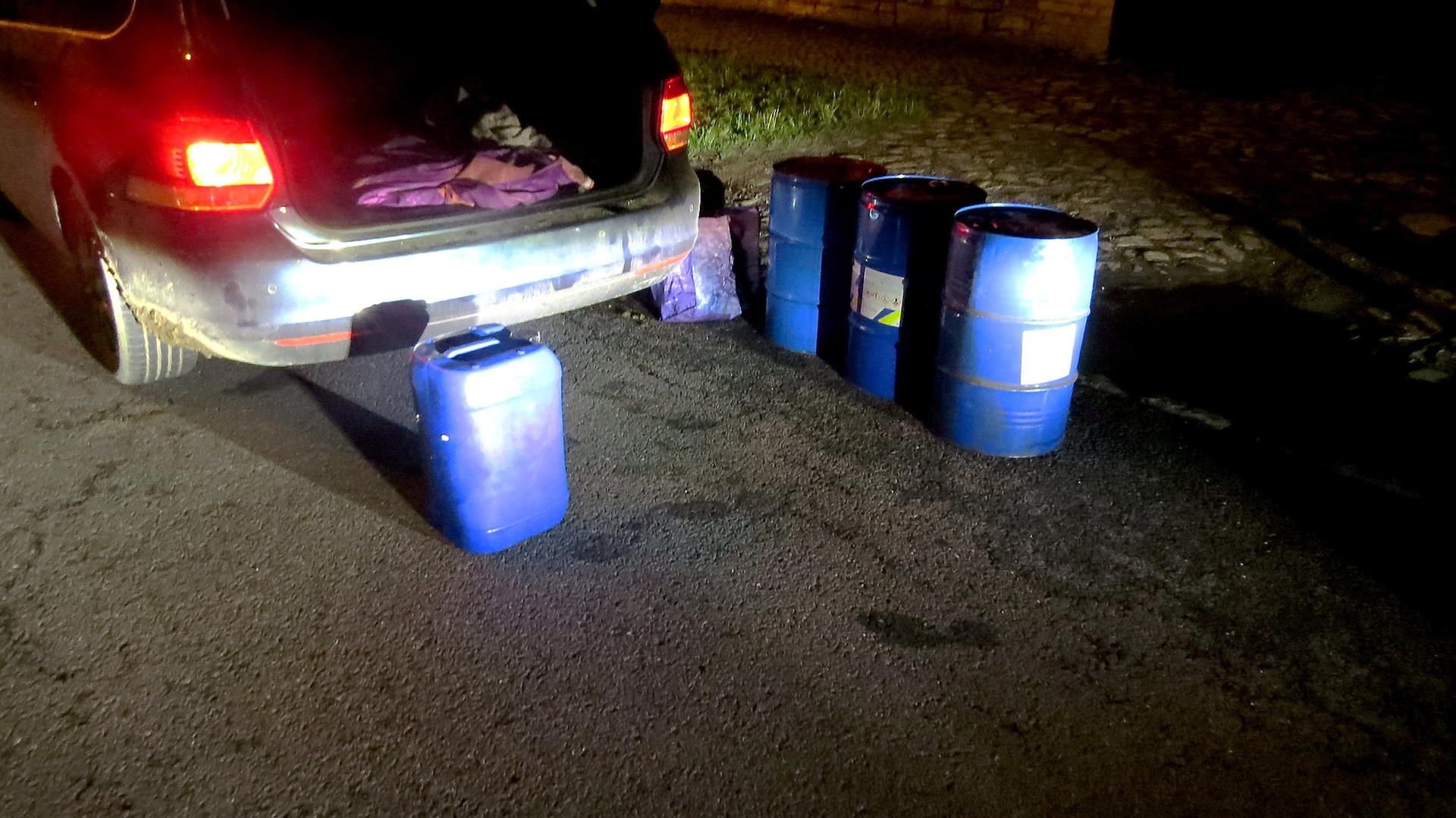 Bei der Kontrolle fanden die Polizisten drei mit Diesel gefüllte 60-Liter-Fässer sowie einen 25-Liter-Kunststoff-Kanister, der ebenfalls mit Kraftstoff gefüllt war.