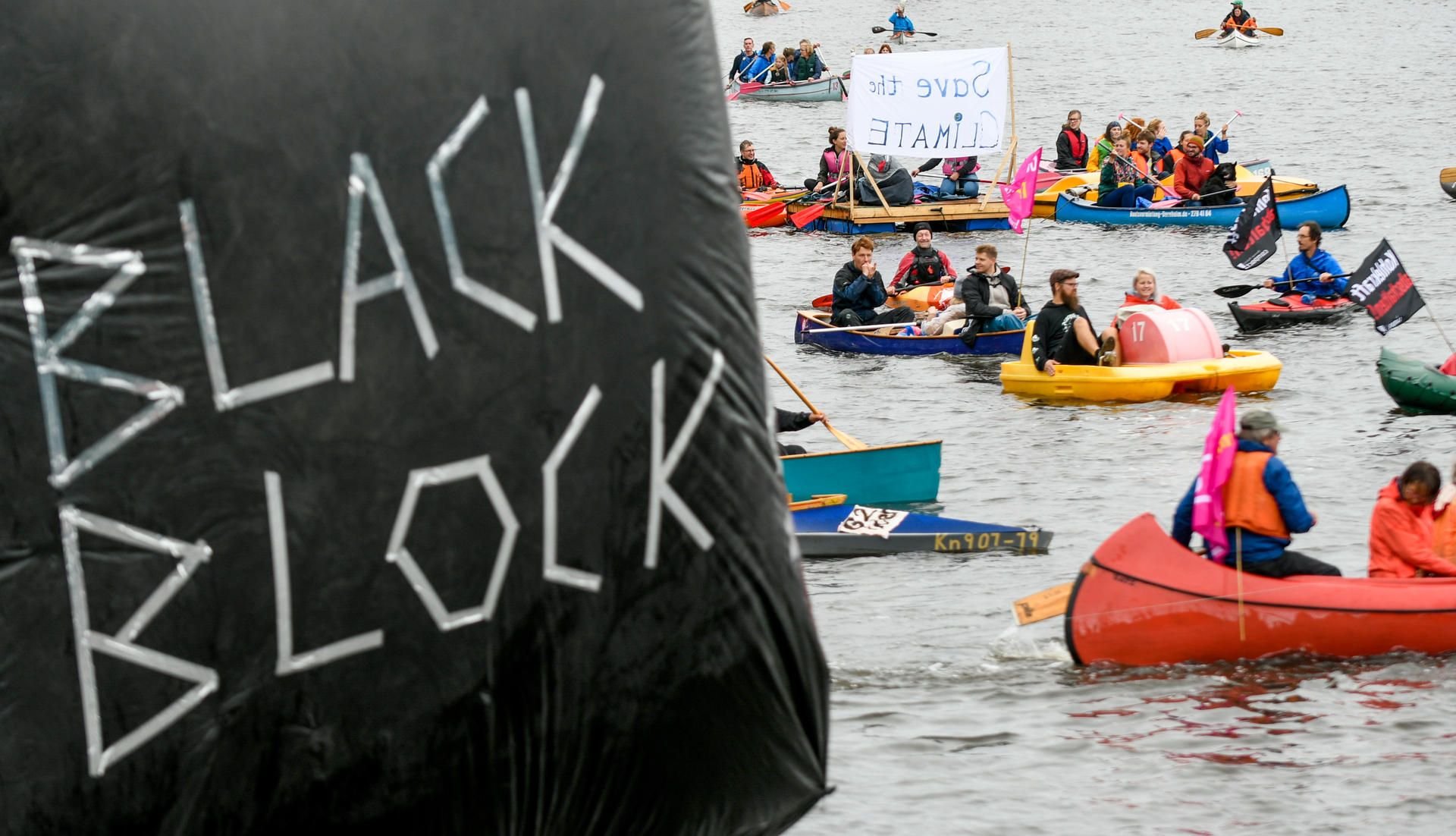 Teilnehmer einer Bootsdemo auf der Binnenalster in Hamburg – zum G20 Gipfel wird mit starkem Protest aus dem linken Lager gerechnet.