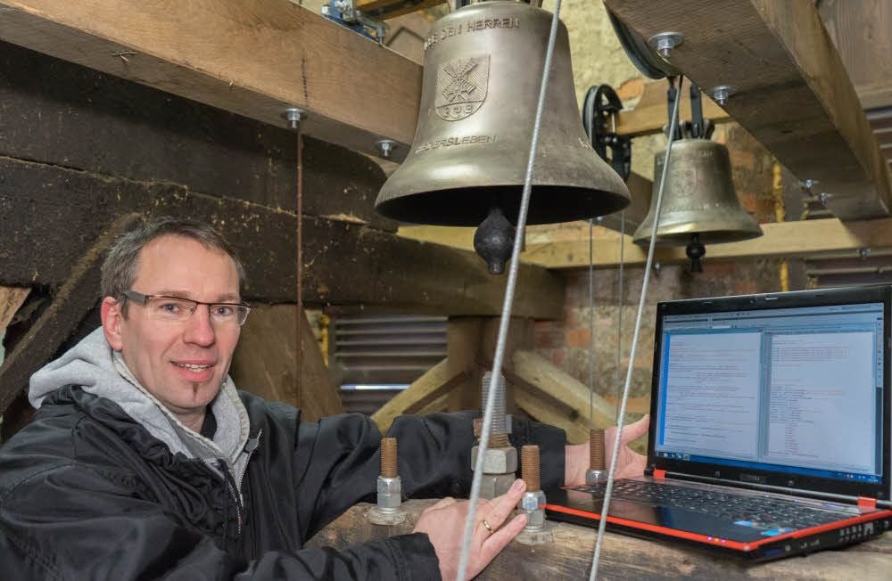 Vereinsvorsitzender Tobias Jäsch kann die neuen Kirchenglocken per Computer und sogar mit dem Handy steuern.