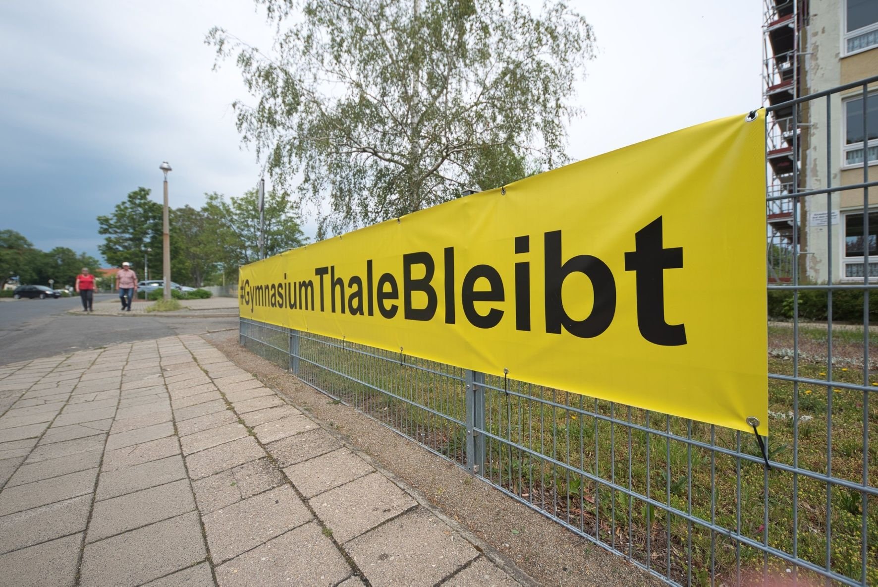 Ein Banner mit dem Slogan „GymnasiumThaleBleibt, markiert mit einer Raute (#) als Hashtag für soziale Medien, hängt am Zaun des Europagymnasiums in Thale.
