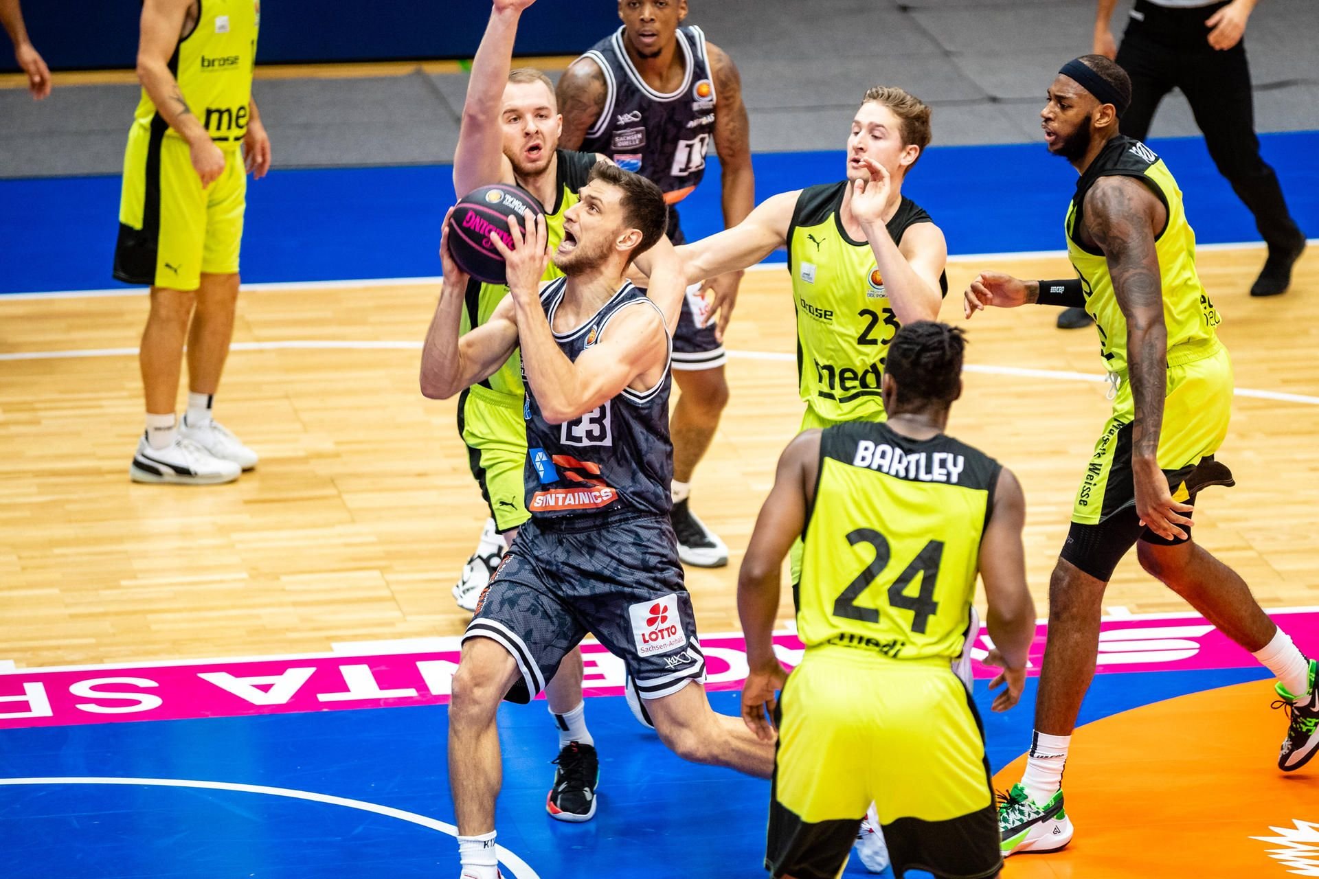 Michal Michalak (M.) vom MBC Weißenfels war erfolgreichster Schütze im Spiel gegen Medi Bayreuth. Der MBC stellte sogar einen deutschen Rekord ein.