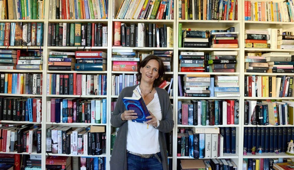 Bücher begleiten die Autorin Claudia Pietschmann schon seit ihrer Kindheit. In der stattlichen Sammlung in ihrer Wohnung steht nun sogar ihr eigenes Werk.