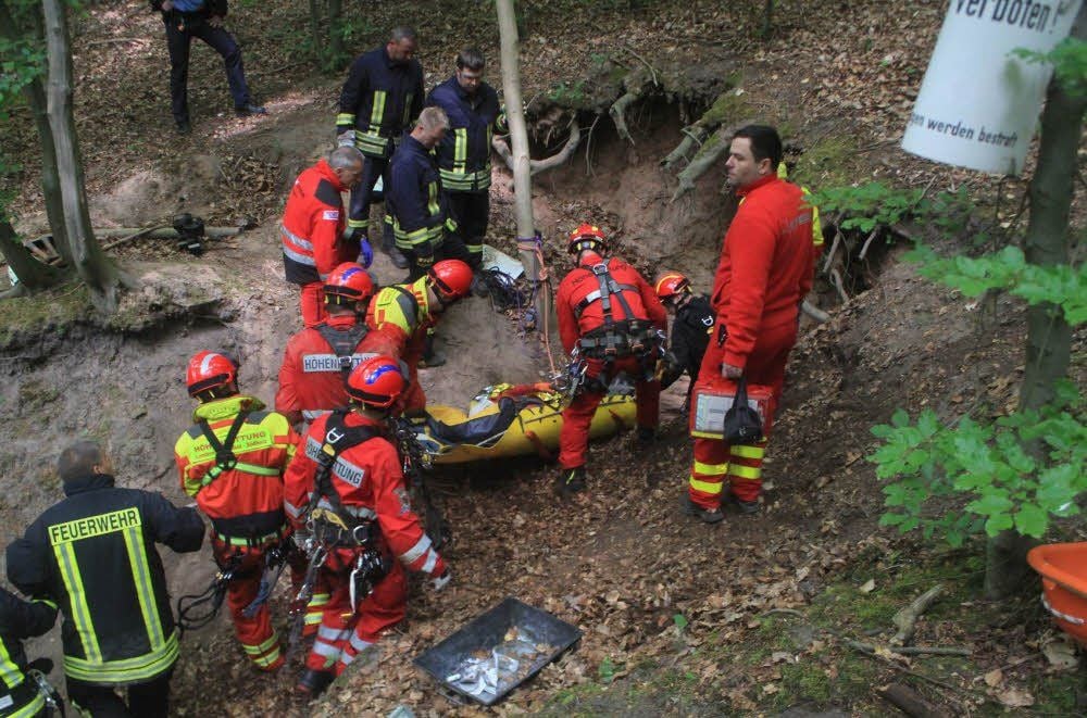 Höhenretter und Feuerwehrleute holen die schwer verletzte 26-Jährige aus dem Schacht.