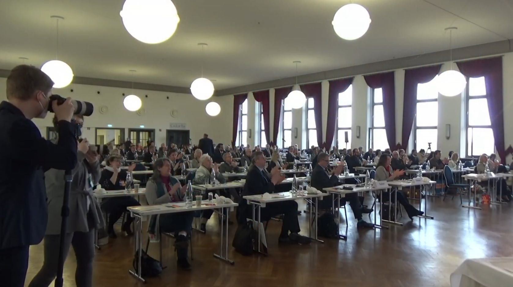 Die Delegierten ohne Maske und Mindestabstand auf dem CDU-Parteitag.