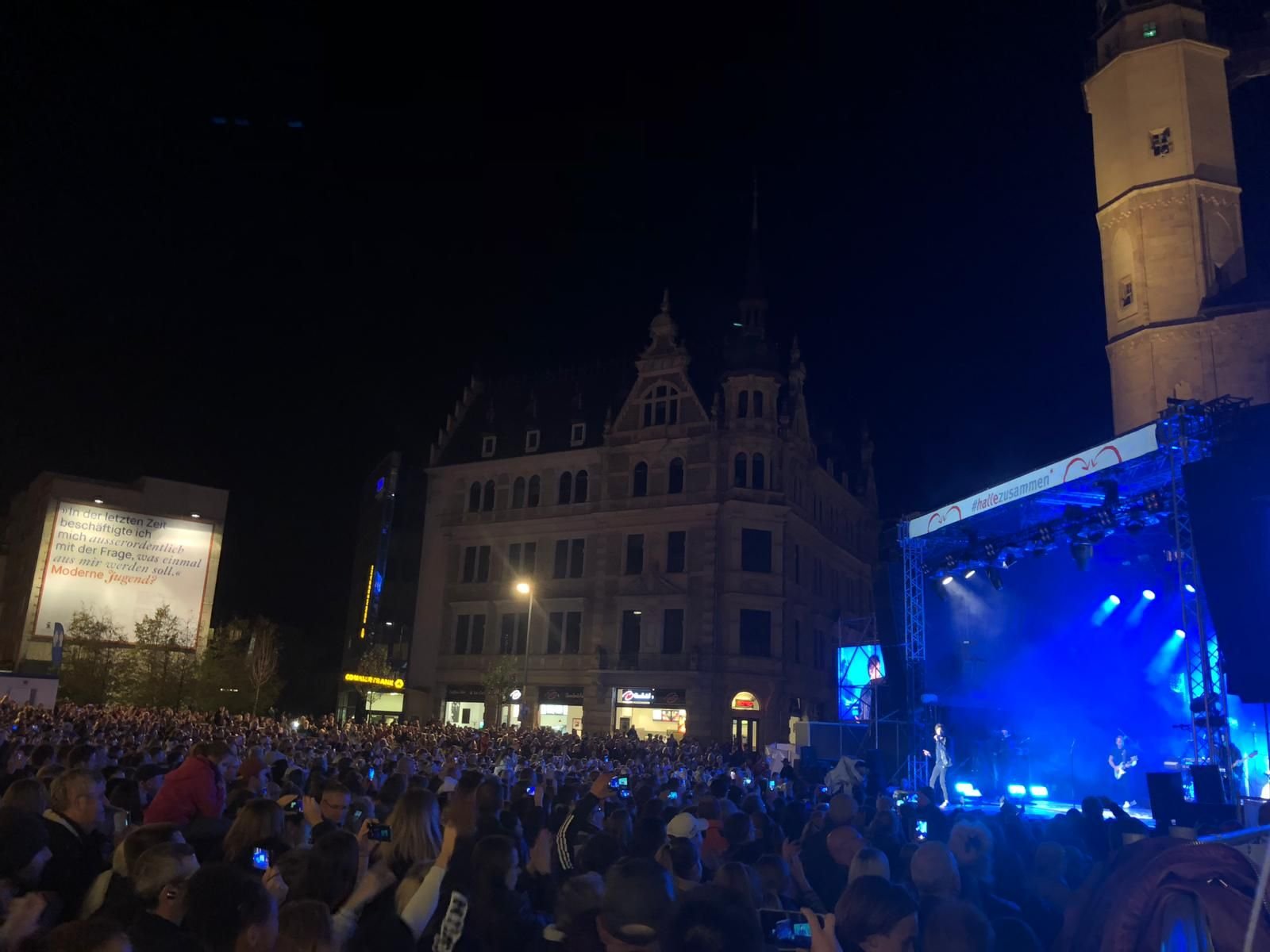 Begeisterte Zuschauer bei #HalleZusammen