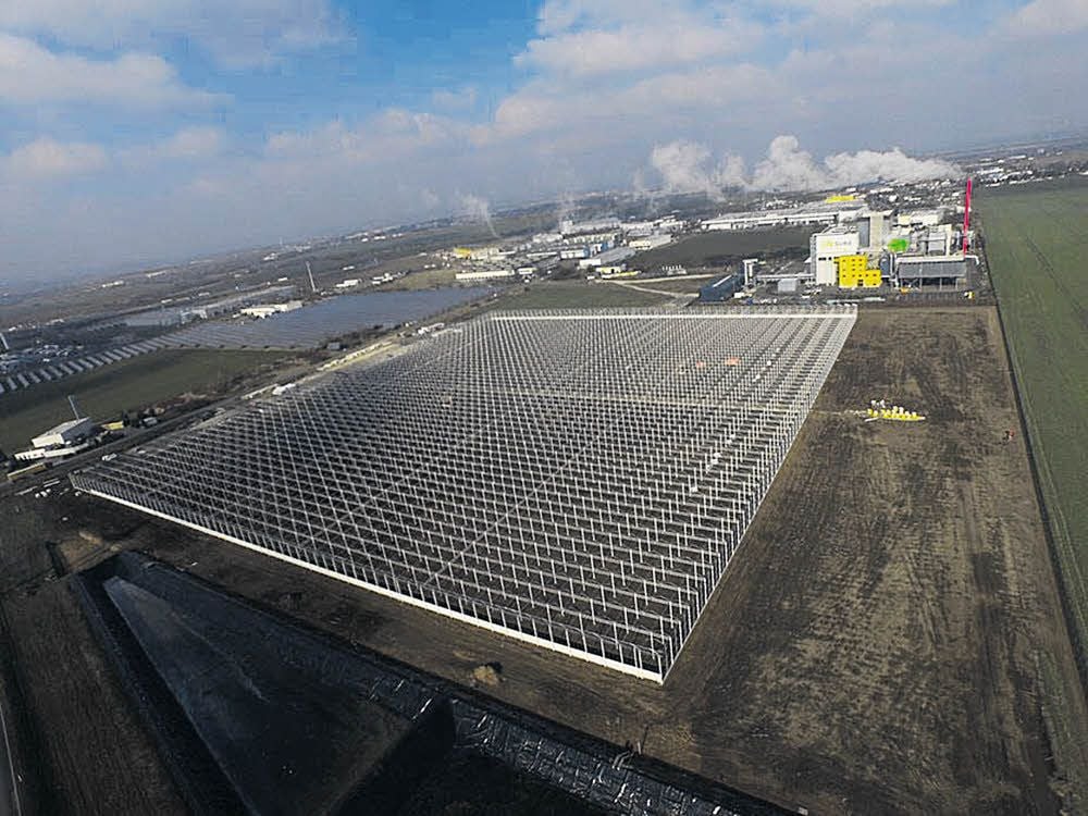 Das neue Gewächshaus im Gewerbegebiet Zorbau wird die Abwärme der Abfallverwertungsanlage (hinten rechts) nutzen.