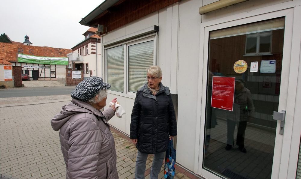 Dass die Sparkasse ihre Geschäftsstelle schließt, sorgt in Neinstedt für Protest. Wally Kühne (l.), hier im Gespräch mit Angela Riedel, ist 1950 nach Neinstedt gezogen. „Jetzt wo ich 90 bin, machen sie zu. Hier gab es immer die Sparkasse”, zeigte sie sich fassungslos.