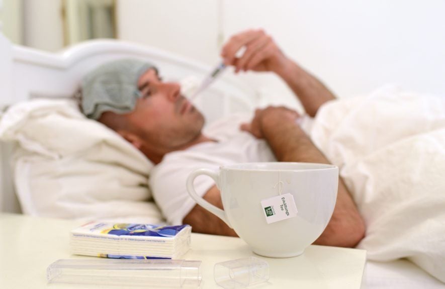 Das Bett hüten und Tee trinken – das ist bei einer Grippe angesagt.