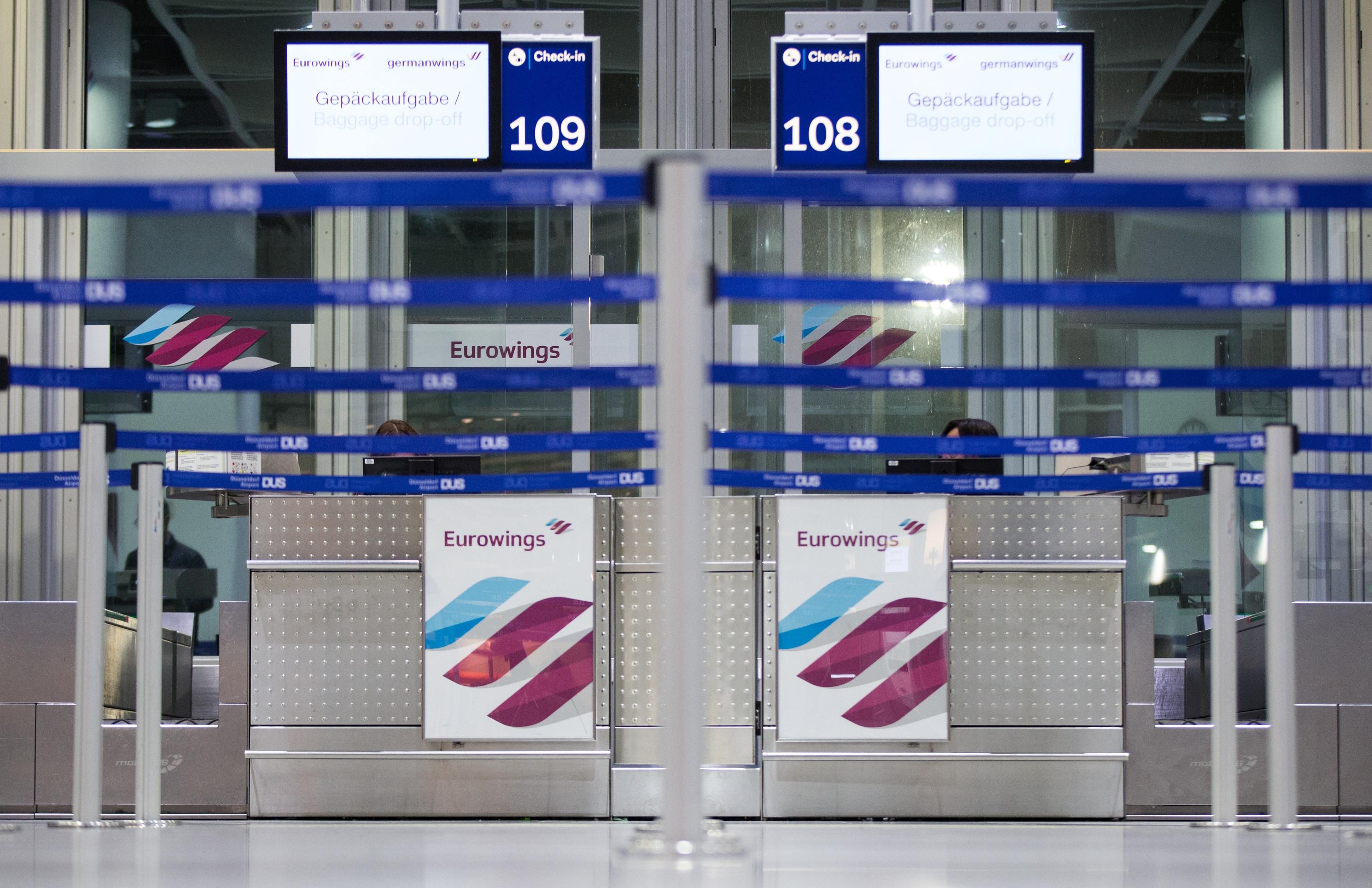 Ein menschenleerer Check-In-Schalter von Eurowings am Düsseldorfer Flughafen.