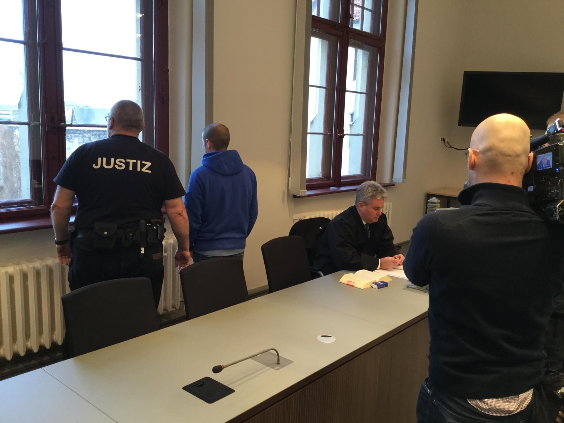 Der Angeklagte Marcel S. (blauer Pullover) beim Prozess im Landgericht Halle.