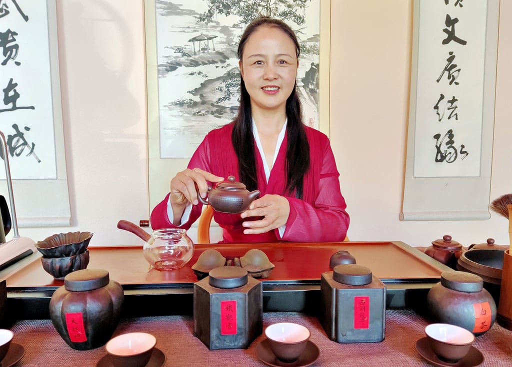 Haiyan Bai bereitet eine chinesische Teezeremonie vor.