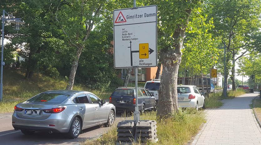 Vor einer Ampel auf der Umleitungsstrecke bildeten sich Staus.