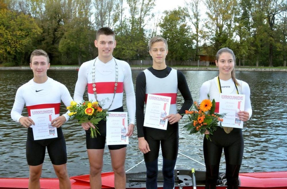 Cedric Struve (2.v.li.) und Fabienne Struve sind die neuen Vereinsmeister. Timo Schumann (li.) wurde Zweiter, Julian Sobolewski Dritter.