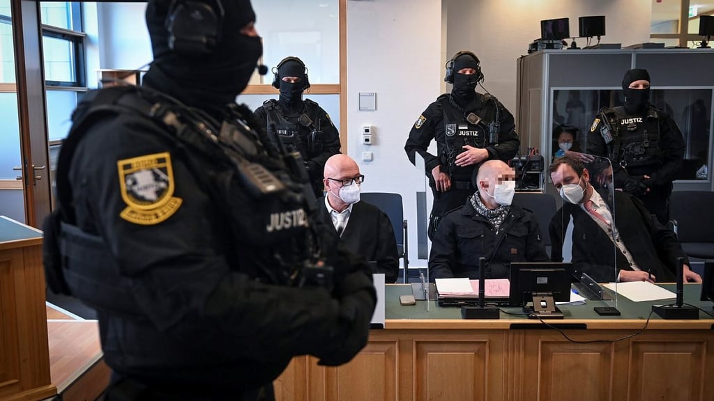 Stephan B. zwischen seinen Verteidigern Hans-Dieter Weber (l) und Thomas Rutkowski.