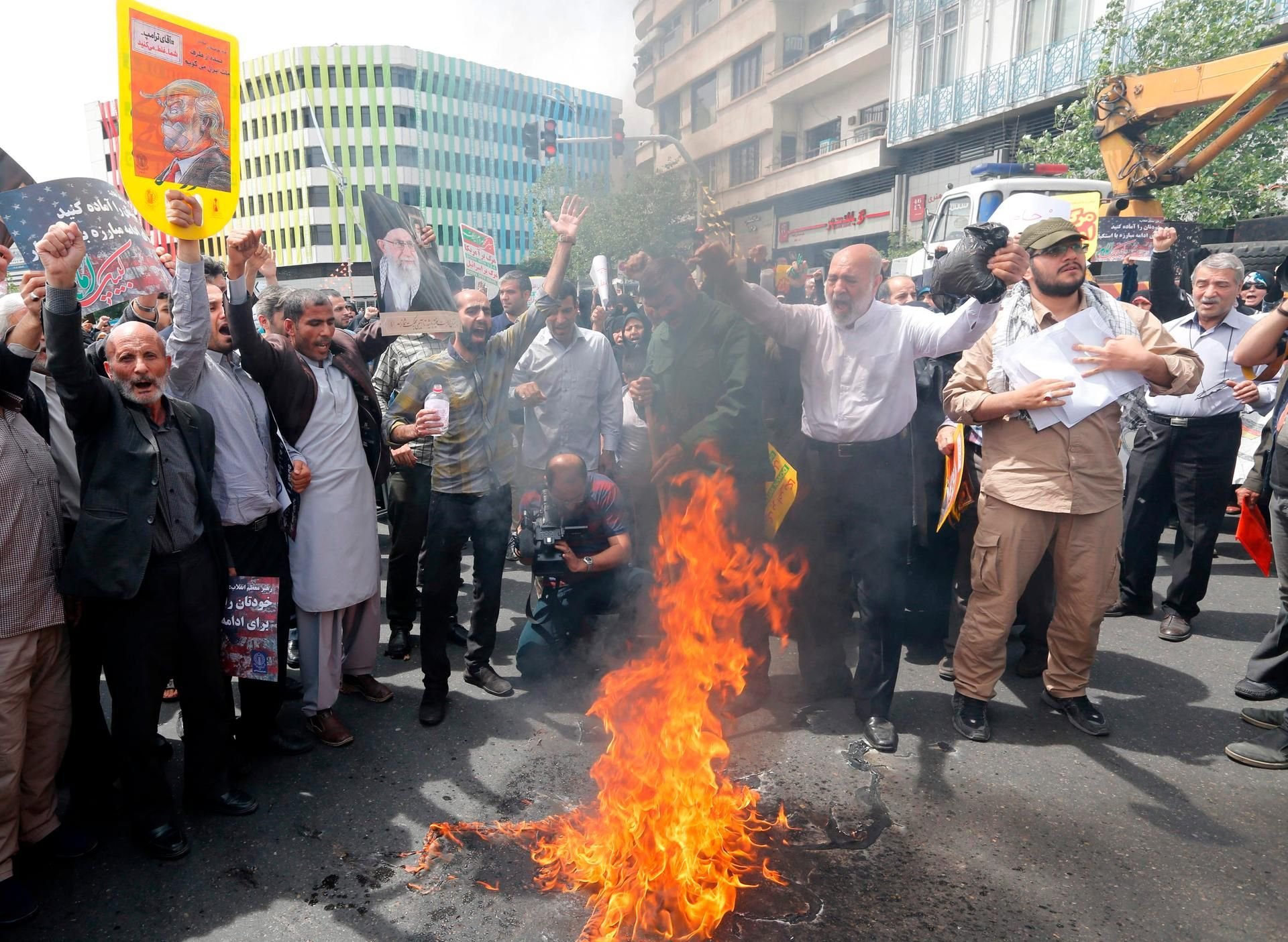 Iranische Bürger protestieren gegen die Entscheidung der US-Regierung, aus dem Atomabkommen auszusteigen.