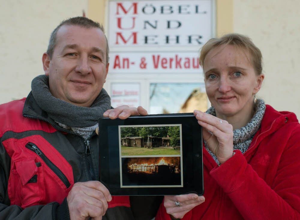 Nach einem Großbrand in der Indianerranch in Plötzky helfen auch die Quedlinburger Daniela Plaettner und Jürgen Stegmann ihrem Freund Mario Menzel. Im iPad ist die Ranch vorher und beim Brand zu sehen.
