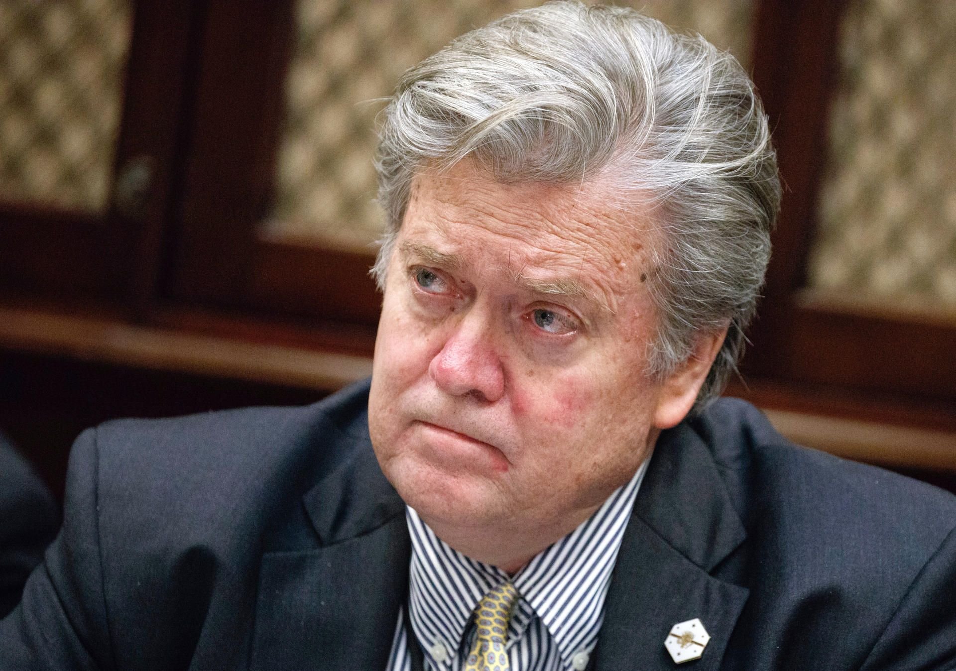 Nach seiner Entlassung aus dem Weißen Haus kehrt Steve Bannon als Leiter zum ultrarechten Internet-Portal „Breitbart News“ zurück.