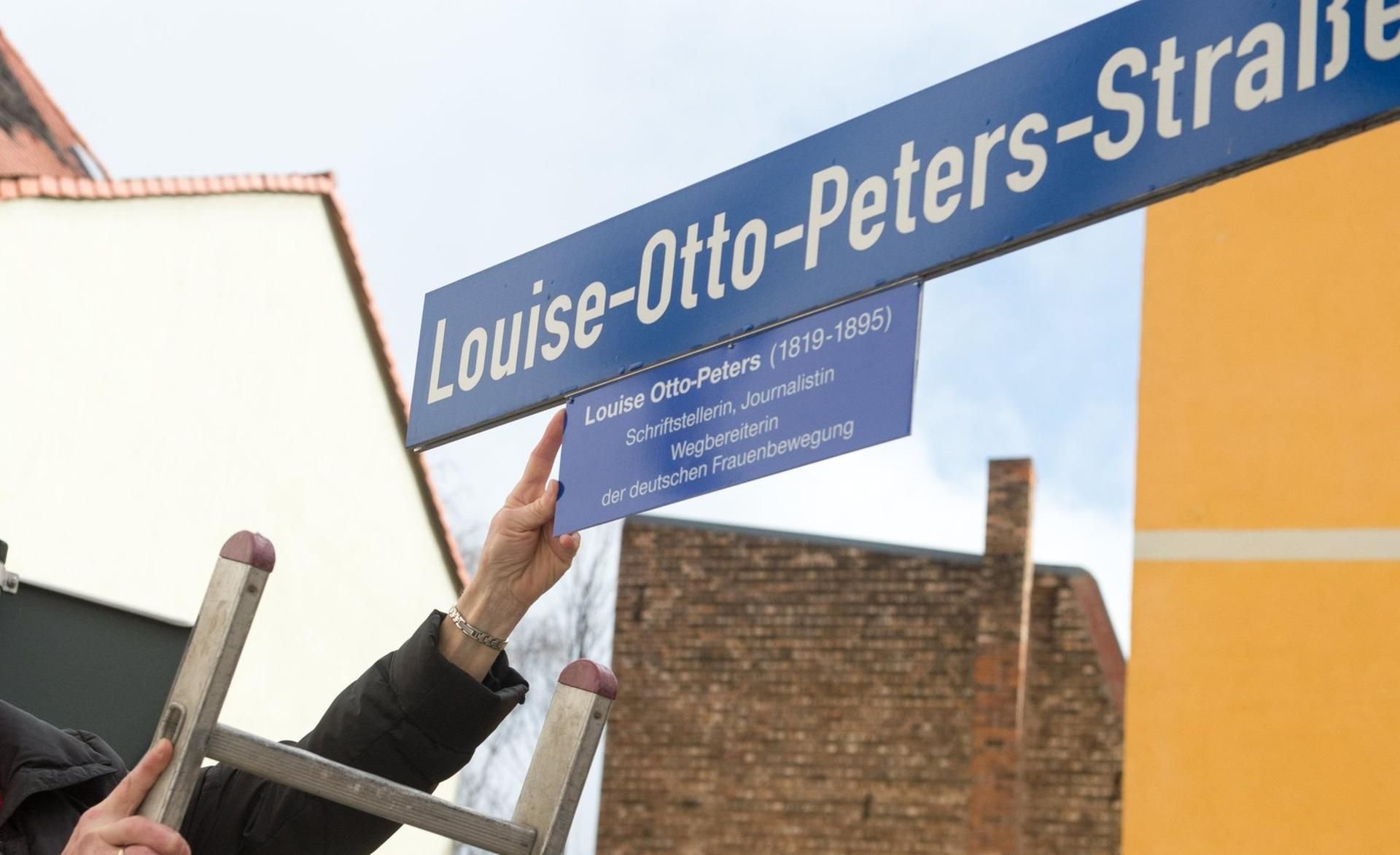 Schild der Louise-Otto-Peters-Straße in Halle. Künftig sollen mehr Straßen in der Saalestadt nach Frauen benannt werden .