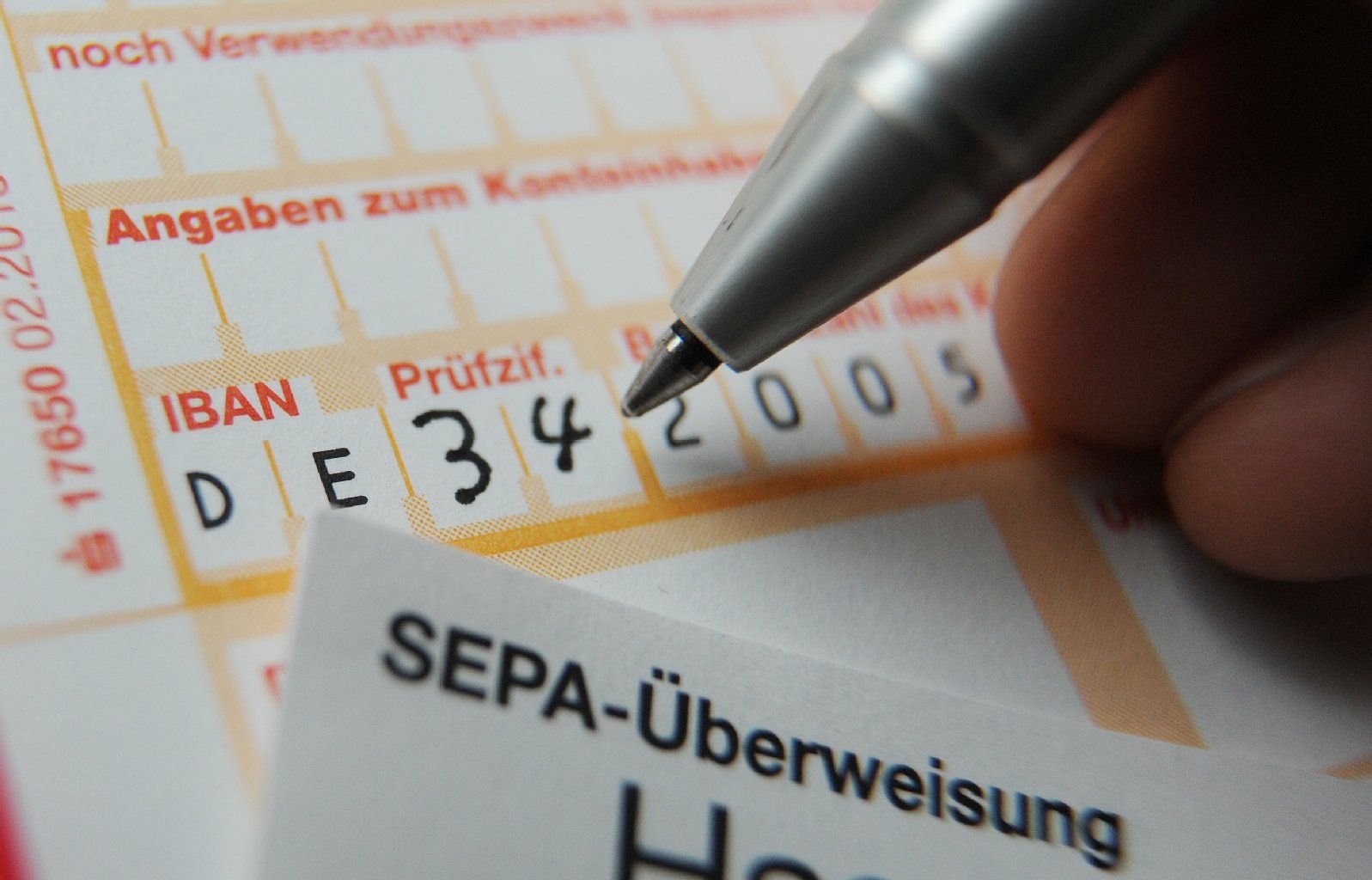 Bankkunden hatten zwei Jahre Zeit, um sich an die 22-stellige IBAN zu gewöhnen. Im Februar 2016 müssen dann alle diese neue Nummer nutzen.