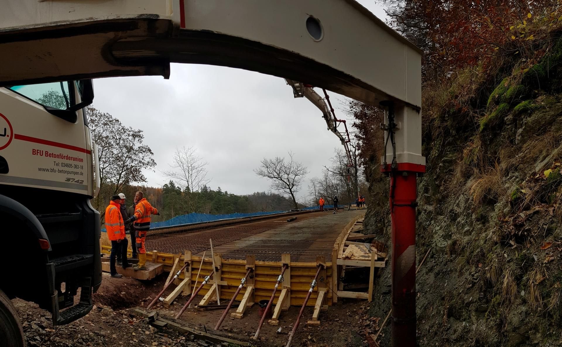 Ende November 2019 wurde auf der Baustelle der L235 zwischen Harzgerode und Mägdesprung eine Betonplatte gegossen.