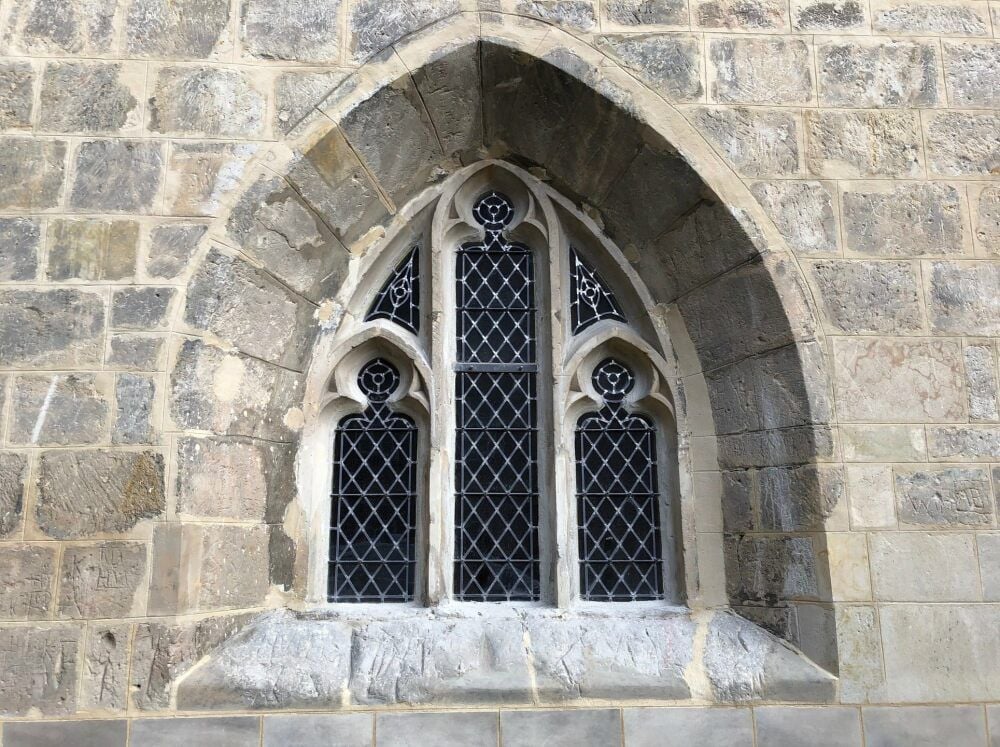 Die Fenster der Kapelle haben eine neue Bleiverglasung erhalten.