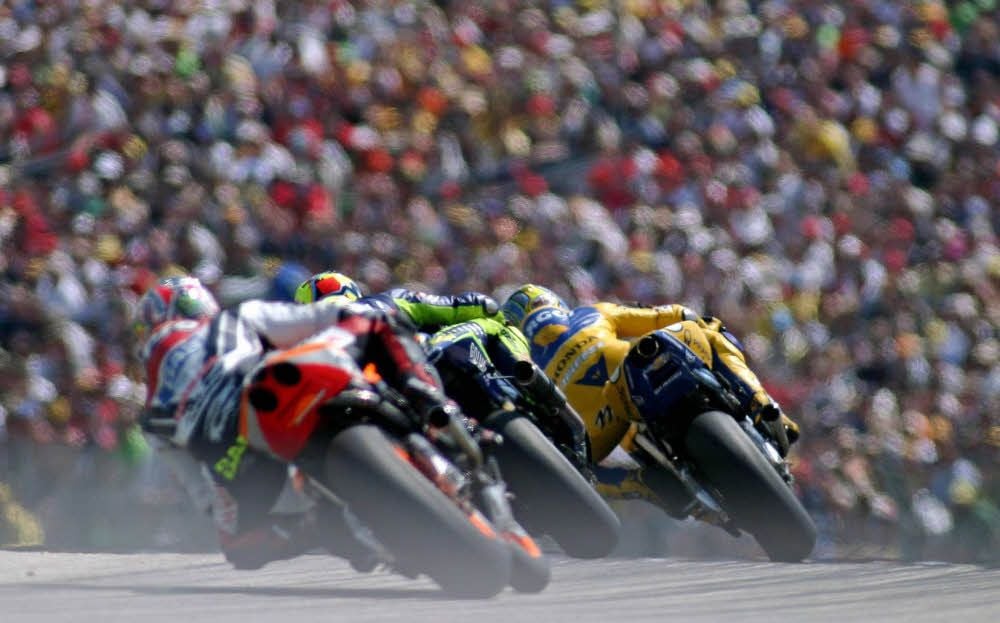Dröhnende Motoren und volle Tribünen. Seit 20 Jahren ist der Grand Prix auf dem Sachsenring - wie hier 2004 - ein Sporthighlight in Sachsen.