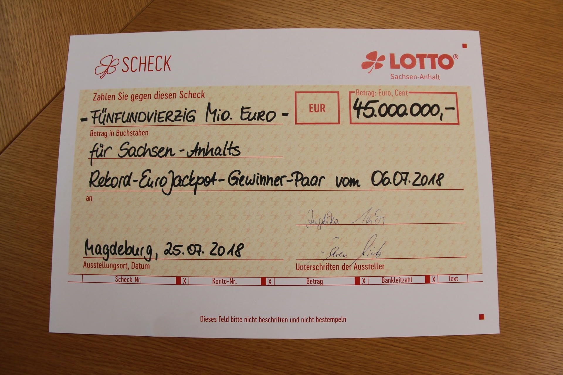Unterschriebener Scheck über 45 Millionen Euro