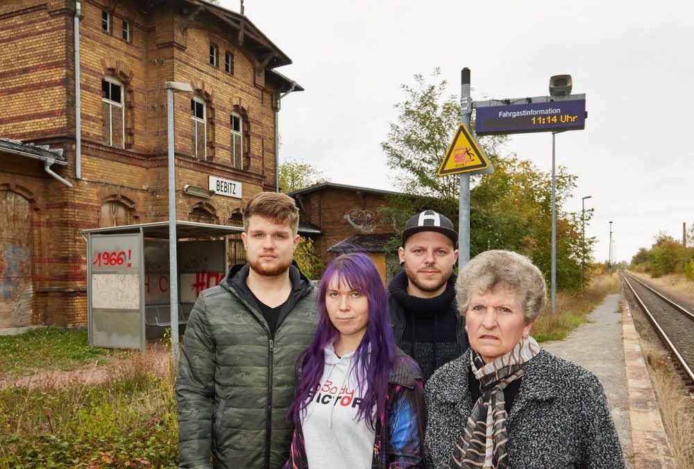 Robin Hammermann, Janine Großmann, John Bosse und Elisabeth Liebich steigen oft am Bahnhof in Bebitz in den Zug.