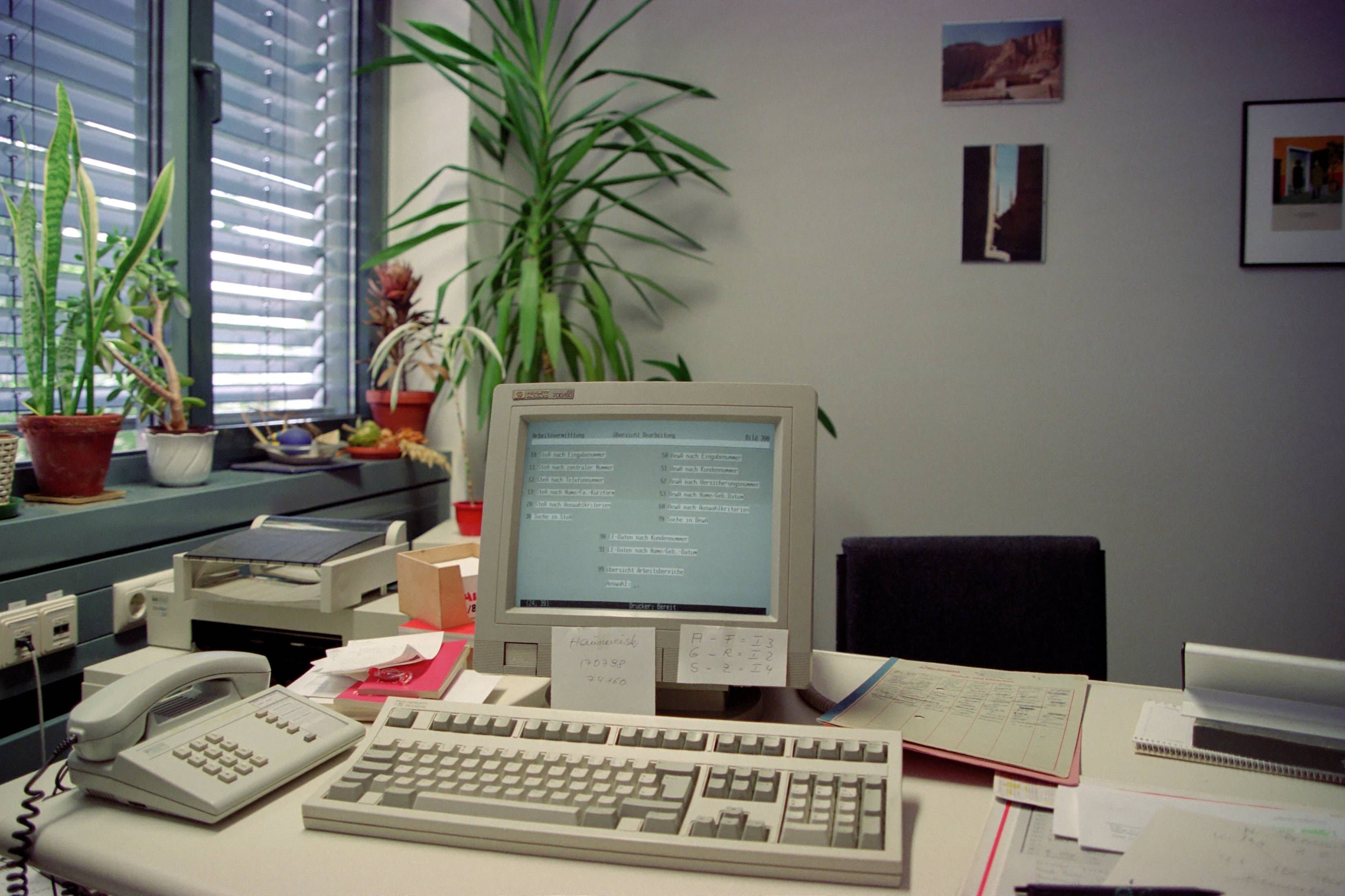 Röhrenmonitor, Telefon mit Schnur: So sahen viele Büro-Arbeitsplätze in den 90ern aus.