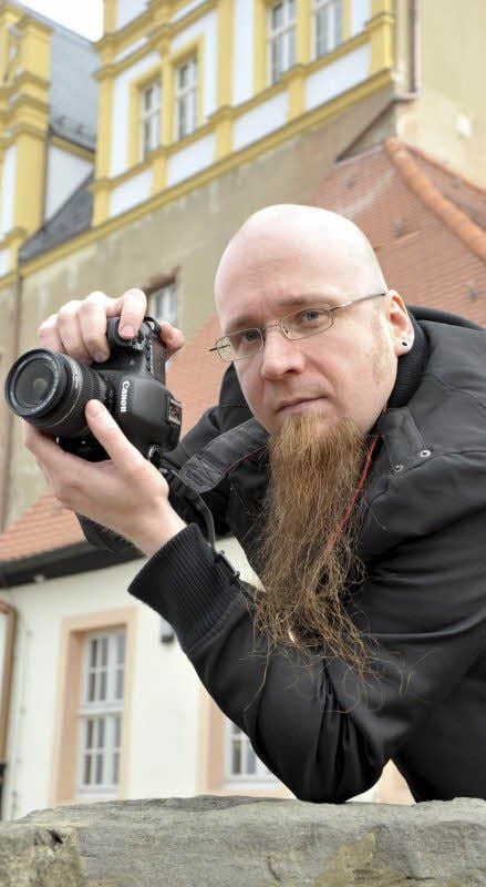 Fotograf Andreas Wolf auf Motivsuche am Schloss Bernburg.
