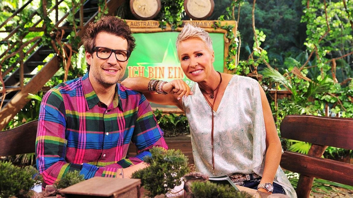 Sonja Zietlow und Daniel Hartwich, Moderatoren der RTL-Show "Ich bin ein Star - Holt mich hier raus!", sitzen in ihrem „Studio“.