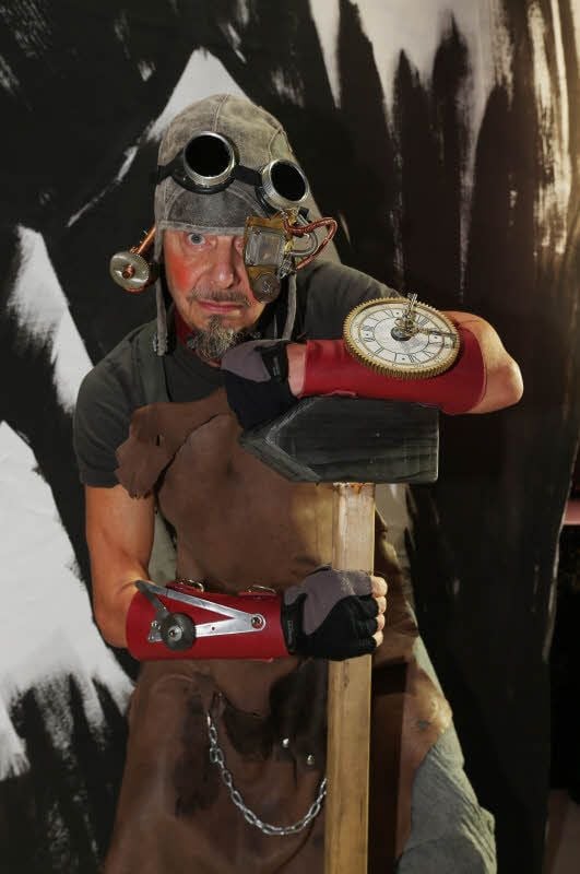 Seine Kostüme samt Accessoires gestaltet der hallesche Musiker Stefan Wieczorek alle selbst - auch das für „Vulkanus Hammerschlag“ in der aktuellen Revue.