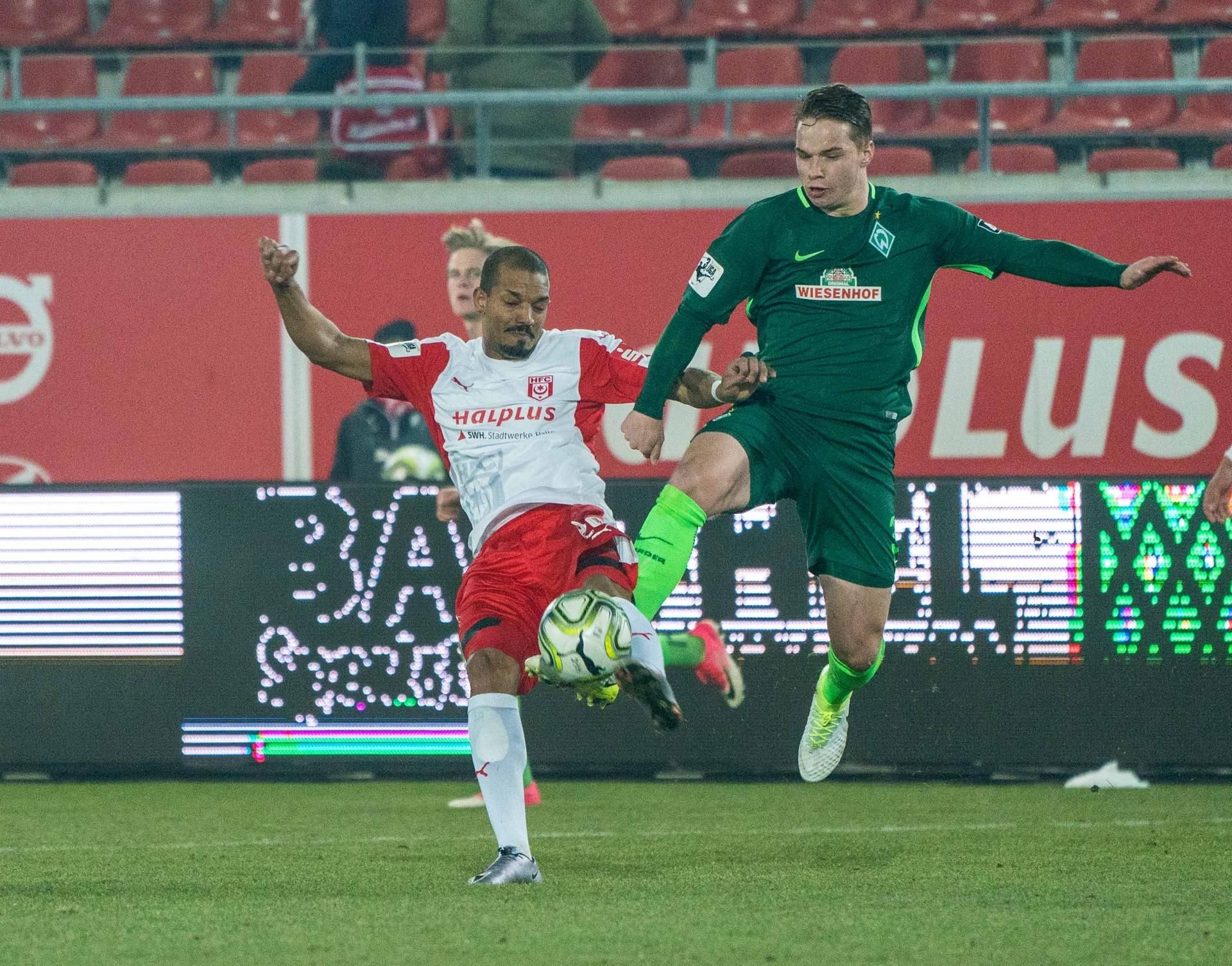 Royal-Dominique Fennell (l.) gegen Bremens Niklas Schmidt.