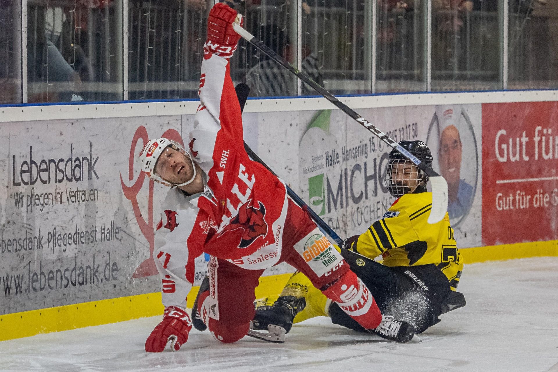 Halles Michal Bezouska stürzt nach einem Check aufs Eis.