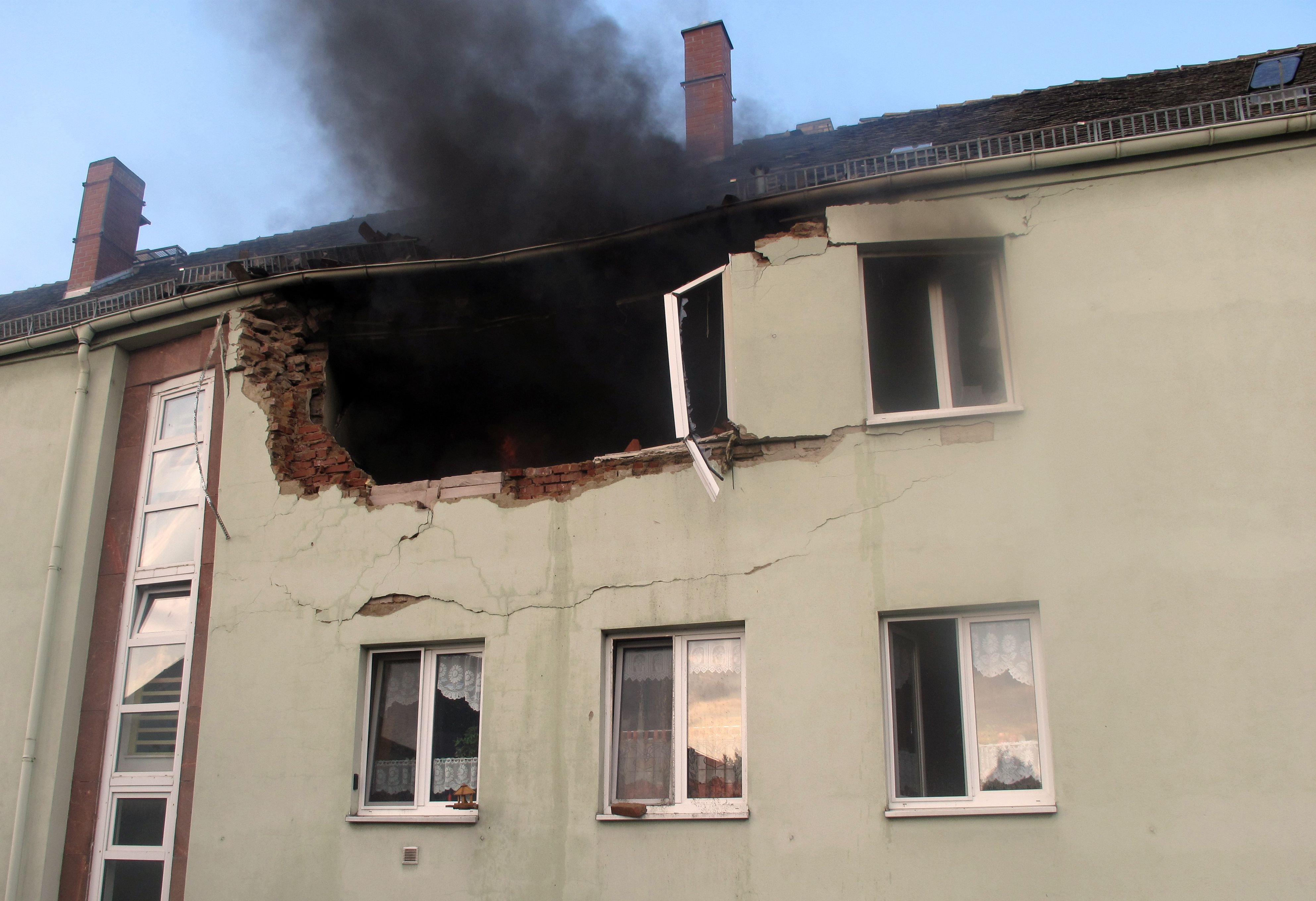 Ein riesiges, qualmendes Loch klafft nach der Explosion in der Fassade des Hauses in Wurzen.