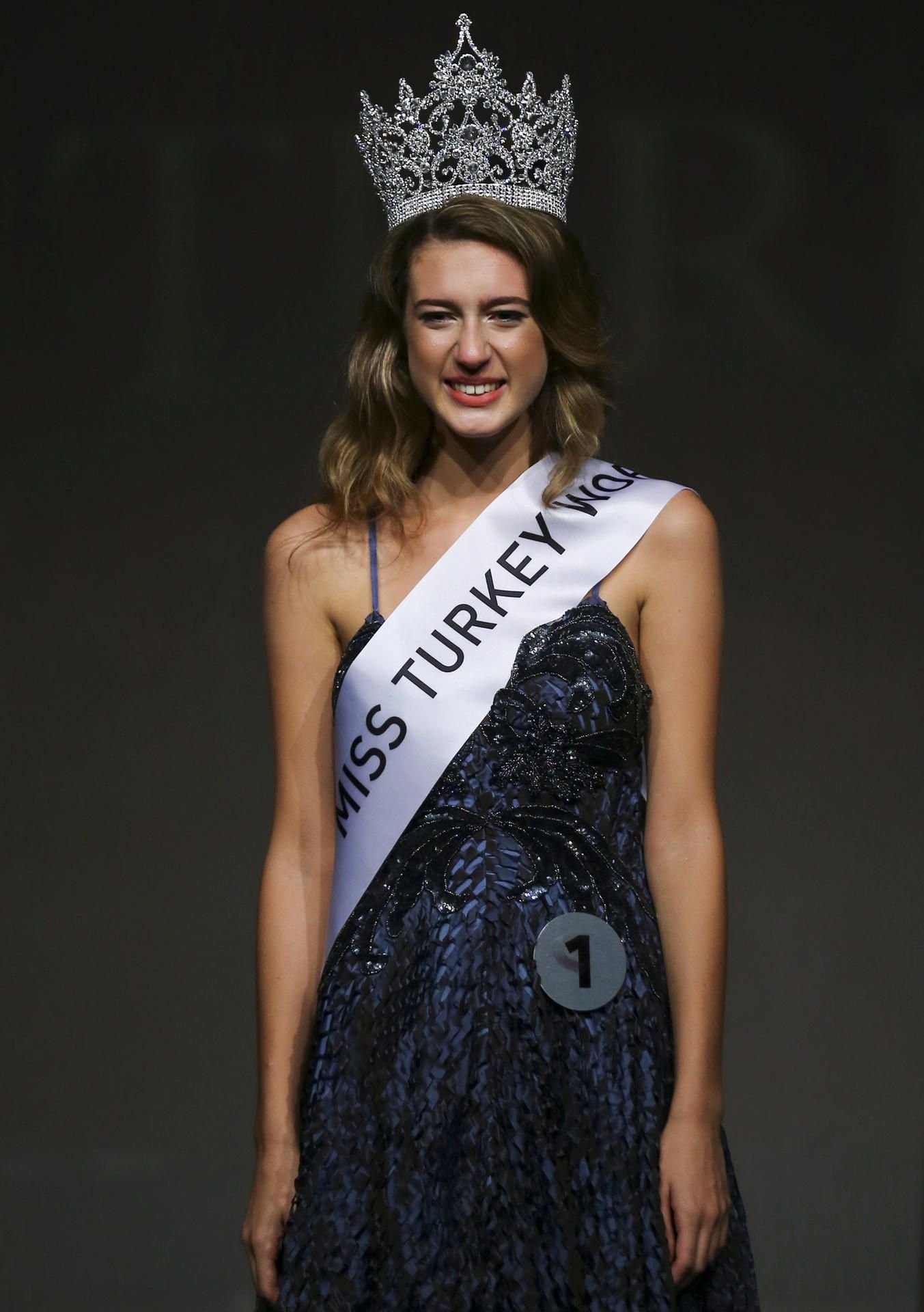 Einen Tag nach ihrer Wahl zur „Miss Turkey 2017“ wurde Itir Esen der Titel wieder aberkannt.